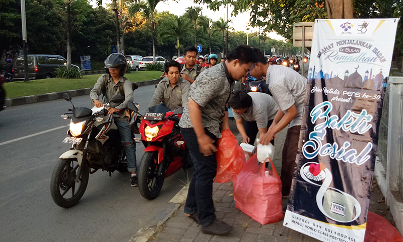 PENS Peringati Dies Natalis ke-30 dengan Bakti Sosial Bagikan Takjil Gratis