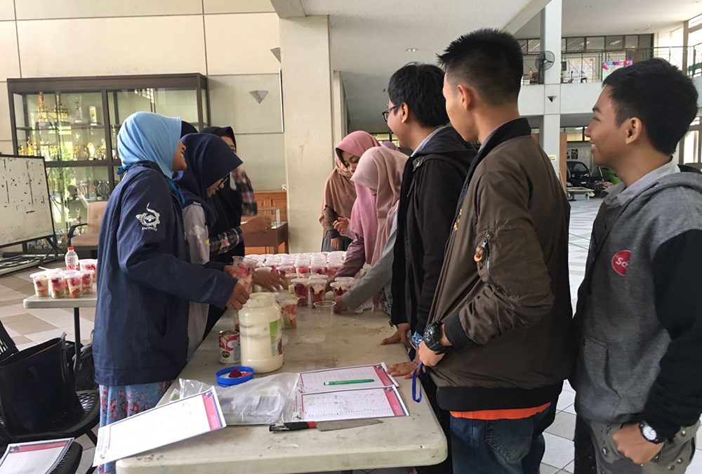 Ratusan Porsi Salad Habis Terjual pada Event PENS Salad Day