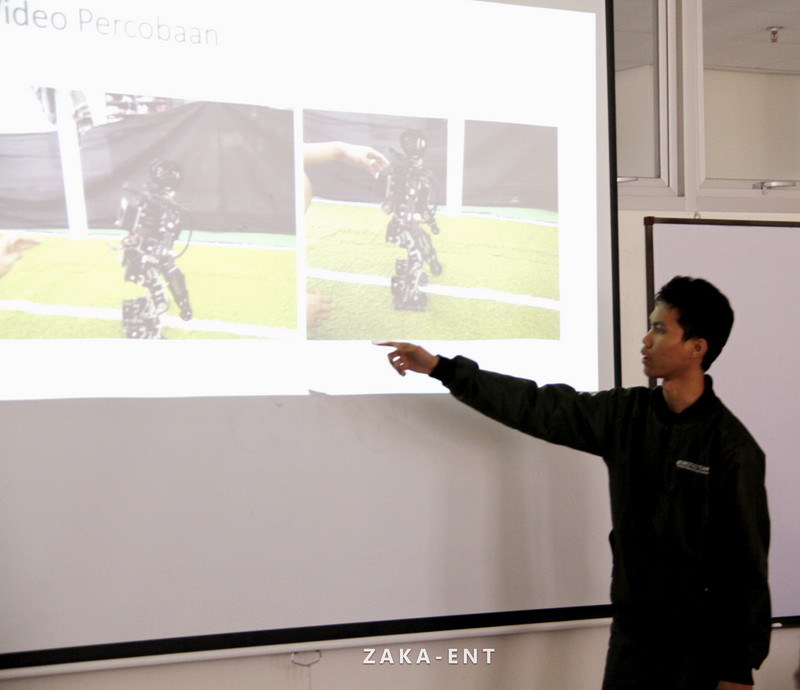 Presentasi tentang Robot EROS di divisi Humanoid pada acara KRI NASIONAL 2018