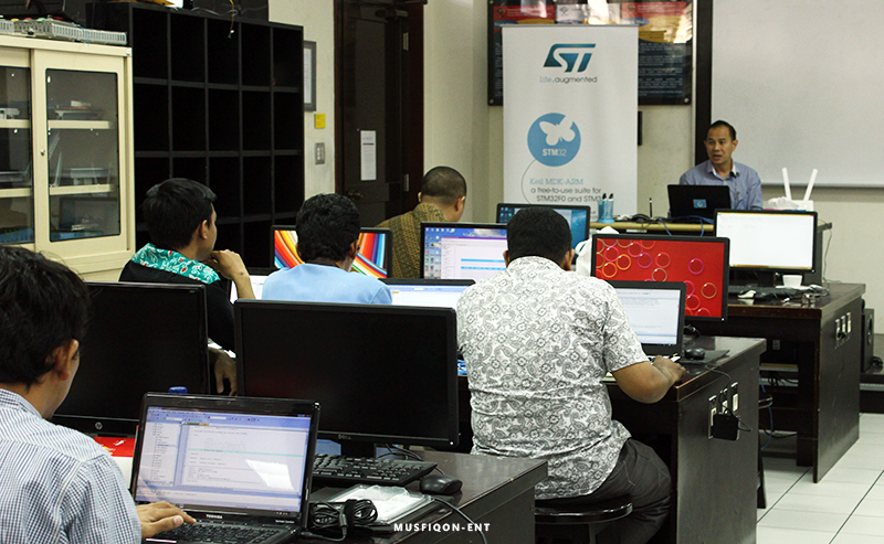 Hadapi Revolusi Industri 4.0 dengan Workshop STM32 Cube dan LoRa