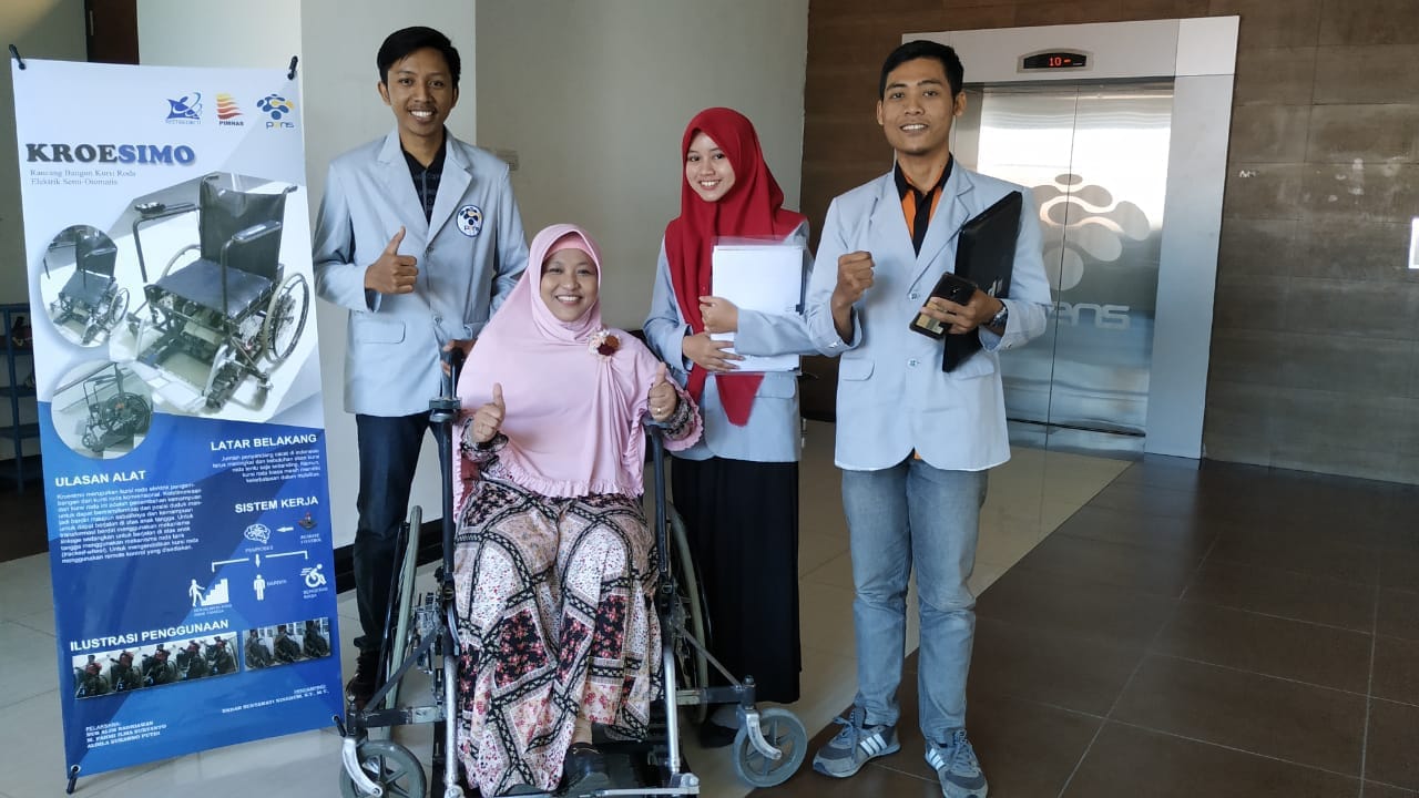 Nur Alim, Aldila, Fahmi bersama dosen pembimbing