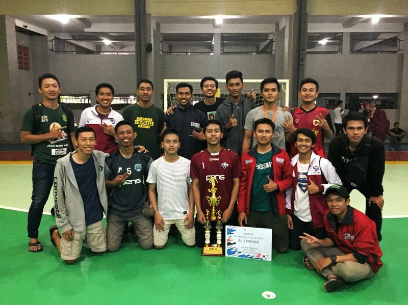 Tim Futsal PENS Bawa Pulang Juara Tiga dalam Turnamen Futsal Se-Surabaya