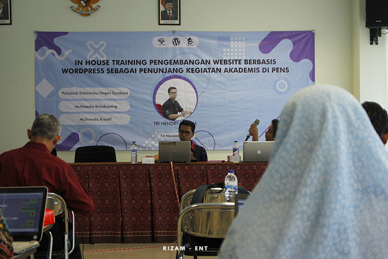 Prodi MMB Tunjang Kegiatan Akademis Melalui In House Training Pengembangan Website