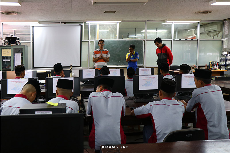 Kunjungi PENS, Siswa SMK Darul Ulum Bondowoso Dapatkan Wawasan Mengenai Robotika