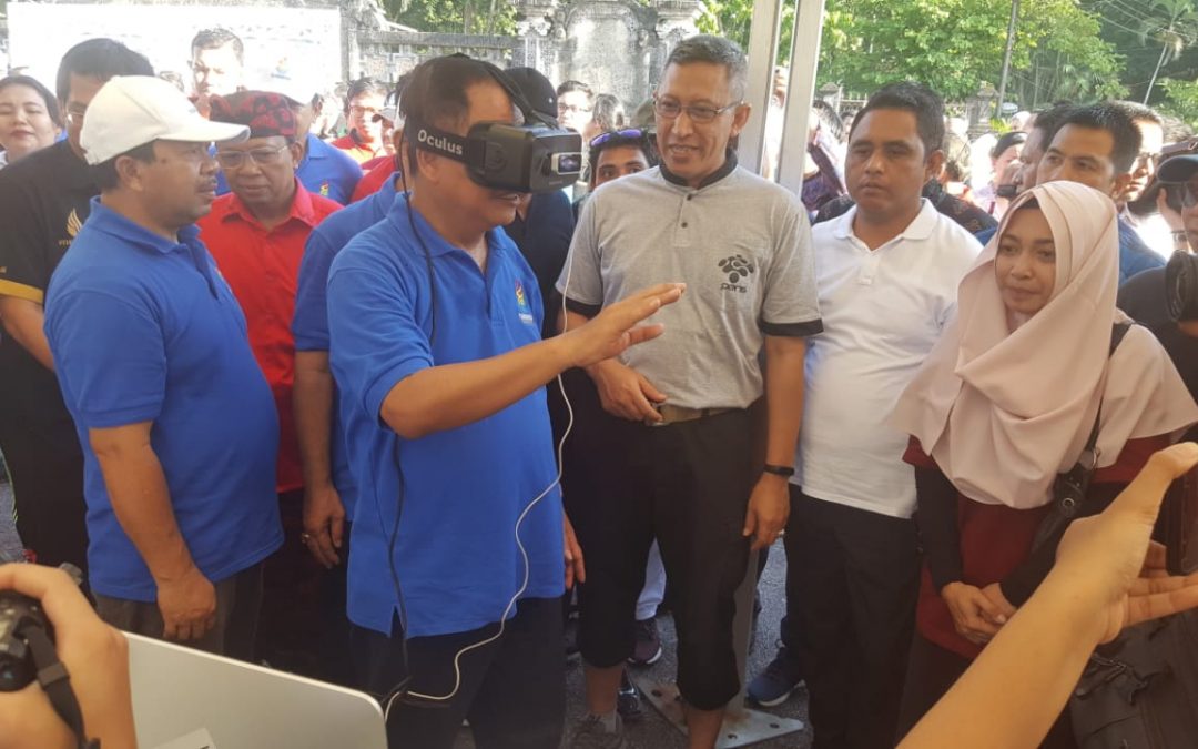Menristekdikti Mencoba “Virtual Laboratory” Karya PENS di Launching Hakteknas di Bali