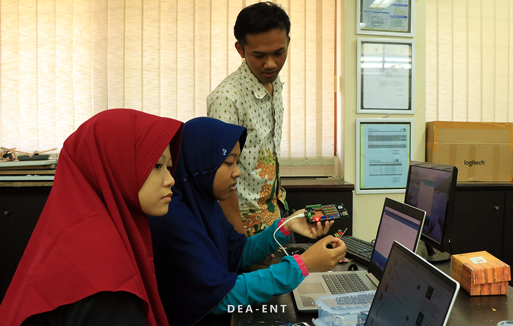 Beri Wawasan Mahasiswa Baru Teknik Elektronika Mengenai Arduino, PENS Helat Workshop Arduino