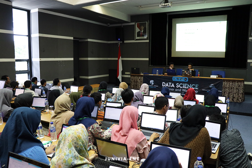 Kenalkan Ilmu Pengolahan Data, Hima Telkom Gelar Data Science Seminar and Workshop
