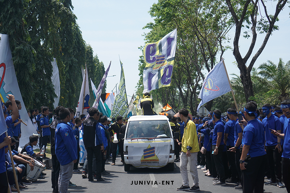 Tradisi Arak-Arakan Semarakkan Penyambutan Wisudawan PENS ke-13