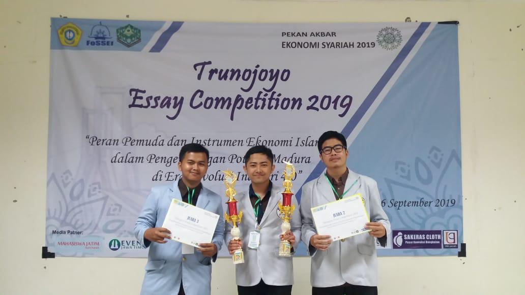Mahasiswa SPE PENS Borong Gelar Juara Dua dan Tiga pada Trunojoyo Essay Competition