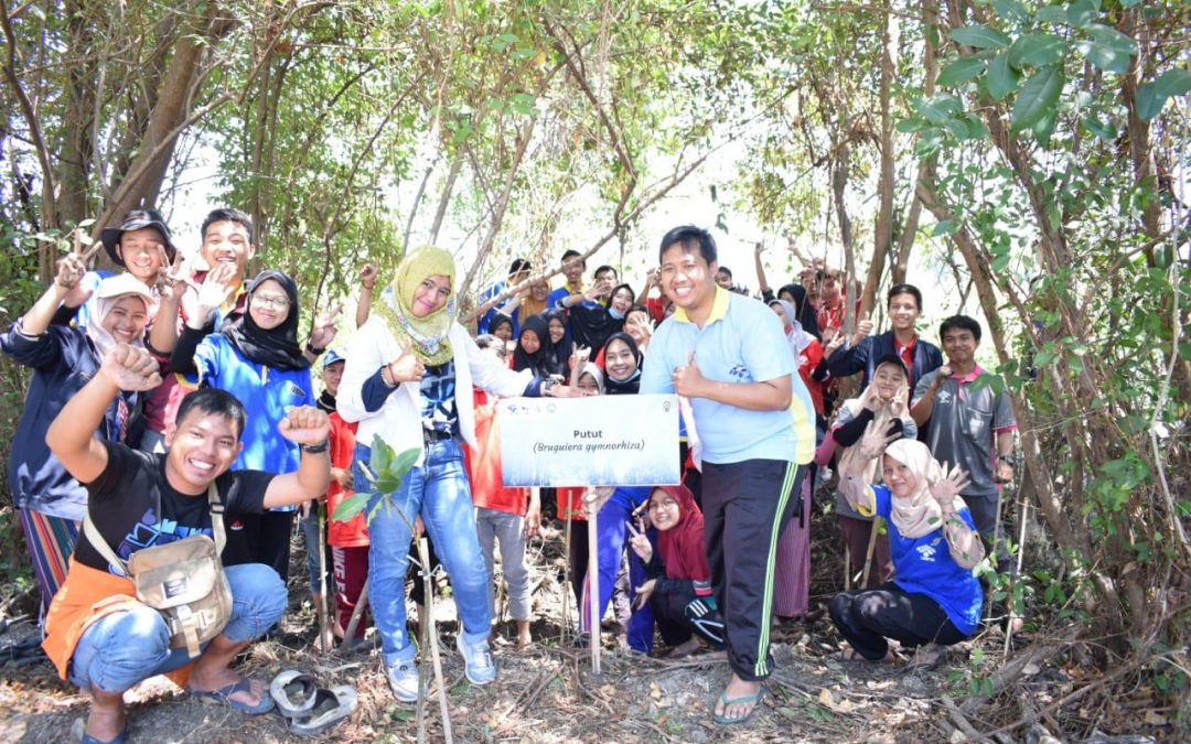 Ajak Mahasiswa untuk Peduli Lingkungan, EBIO Helat Bakti Sosial Bertajuk “Satu Pohon Selamatkan Negeri”