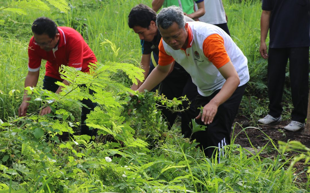 Jumat Bersih, Ajak Civitas Akademika PENS Peduli Lingkungan 