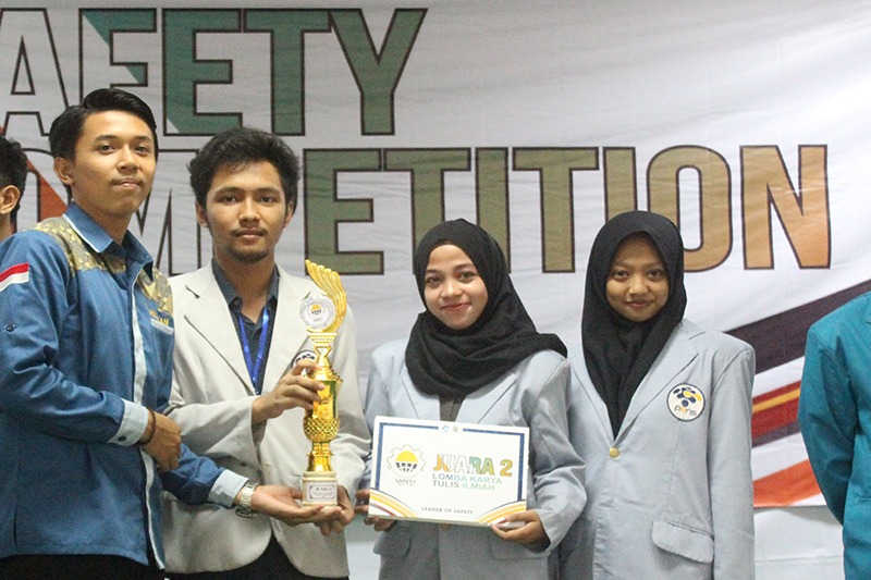 Smart Band Pendeteksi Kelelahan Berhasil Bawa Tiga Mahasiswa PENS menjadi Juara 2 LKTI Nasional