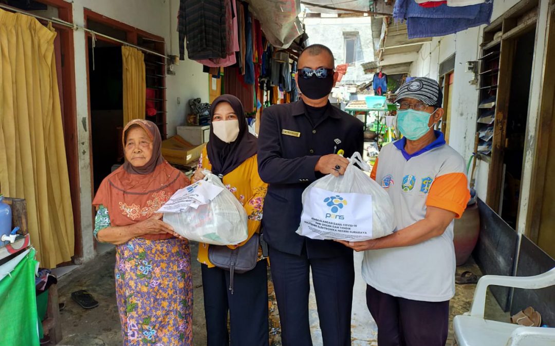 Sisihkan Rejeki, Dosen dan Tendik Bagikan Sembako untuk Masyarakat yang Terdampak Covid-19 di Sekitar PENS