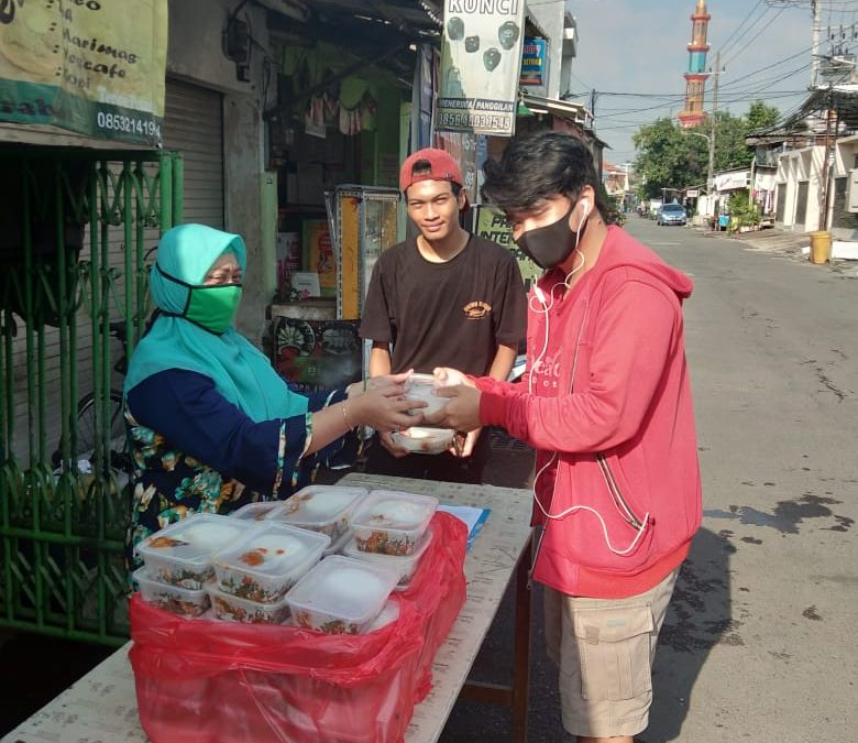 PENS Berikan Bantuan Paket Nasi bagi Mahasiswa yang Berada di Kos