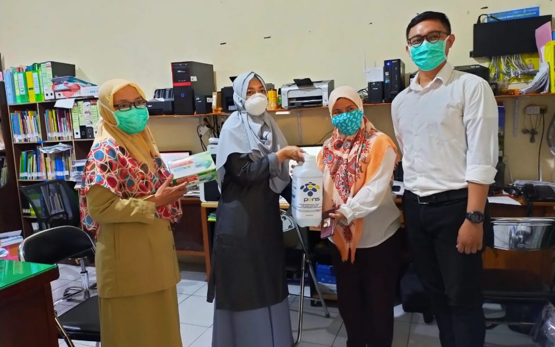 Cegah COVID-19, PENS Salurkan Disinfektan dan Masker Medis untuk Puskesmas
