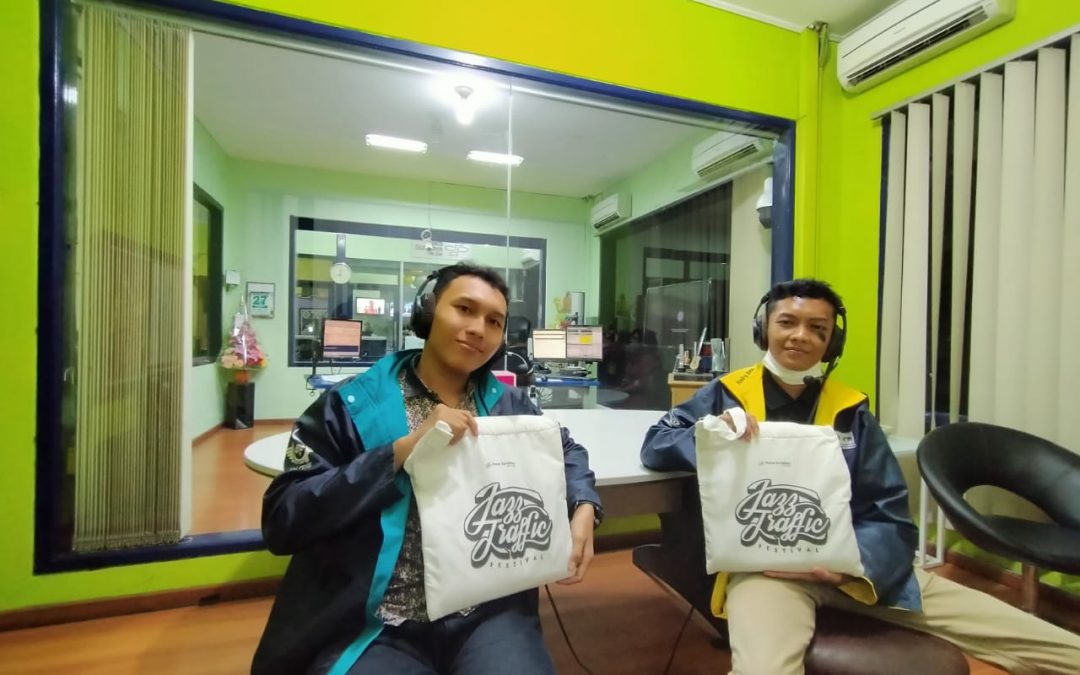 Tim Gena PENS Jadi Pembicara di Talkshow Muda Luar Biasa, Radio Suara Surabaya