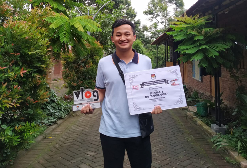 Lomba Vlog Kreatif KPU Banyuwangi : Mahasiswa PENS Sabet Juara 1