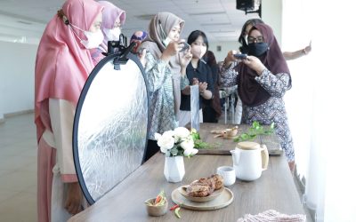 Tingkatkan Skill Memotret Makanan dengan Alat Sederhana, Dharma Wanita PENS Gelar Workshop Food Photography