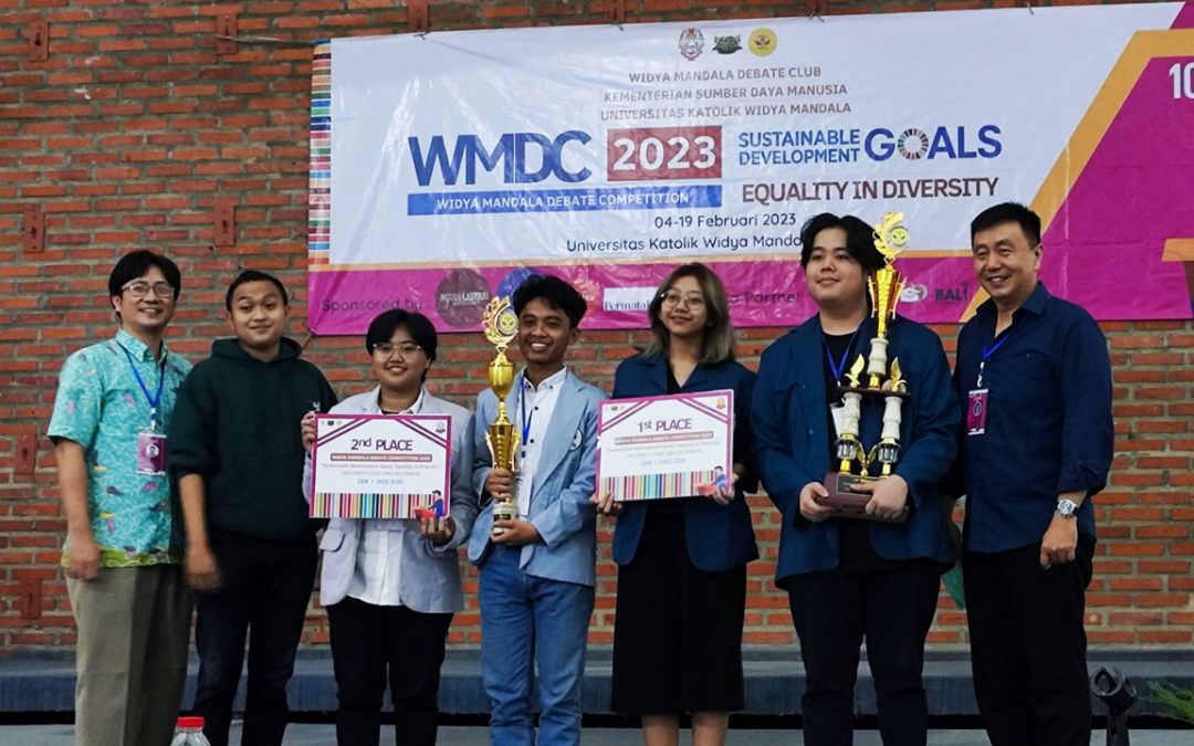 Kembali Berprestasi, Tim Debat E2C PENS Sukses Menyabet Juara 2 Widya Mandala Debate Competition 2023