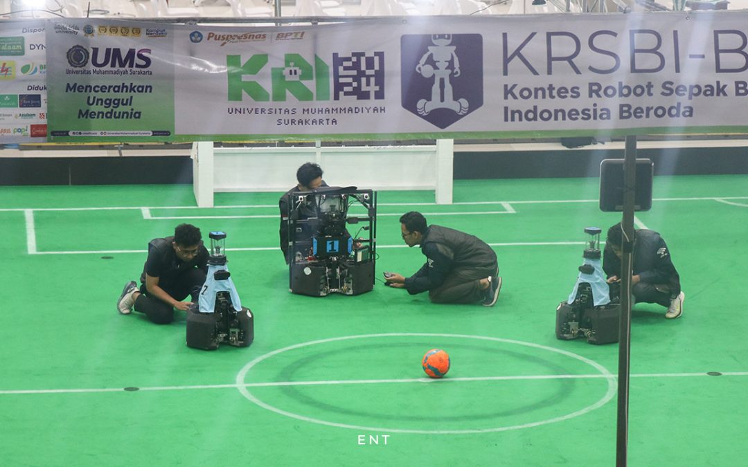 Matangkan Strategi Usai Lakukan Pembenahan, Tim Robot PENS Sukses Ungguli Lawan pada Babak Penyisihan Hari Kedua KRI 2024