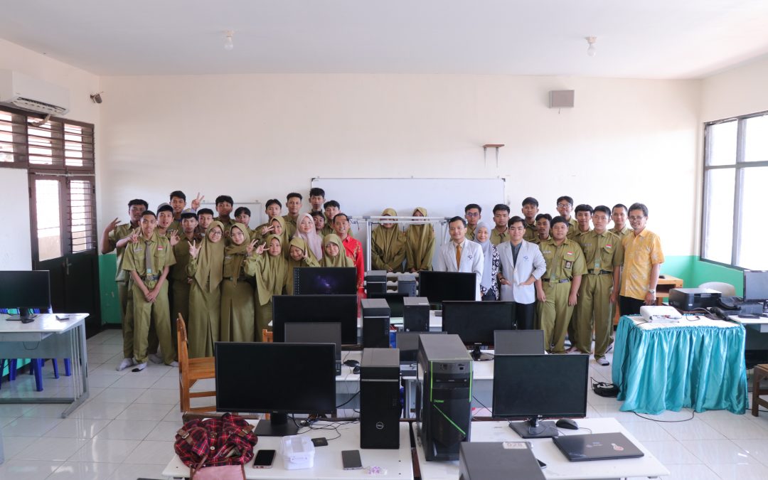 Humas dan Finalis Mawapres PENS, Ajak Siswa SMKN 10 Surabaya Kenal Inovasi Aquaculture
