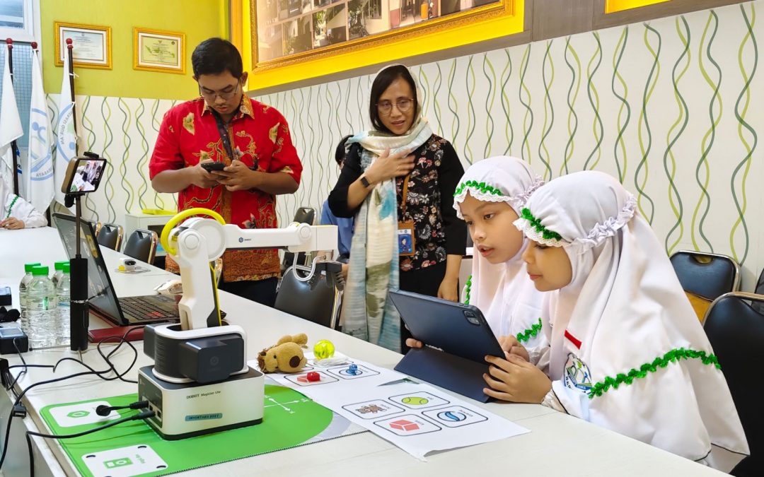 Kolaborasi Riset Antara Kampus Indonesia dan Perancis, Dosen PENS Buat Aplikasi Berbasis Augmented Reality dan Robotik untuk Pahami Fisika