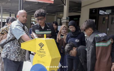 Melalui Program Pengabdian, Mahasiswa PENS Hadirkan Inovasi untuk Dukung Kebersihan dan Akses Informasi Warga Gebang Putih